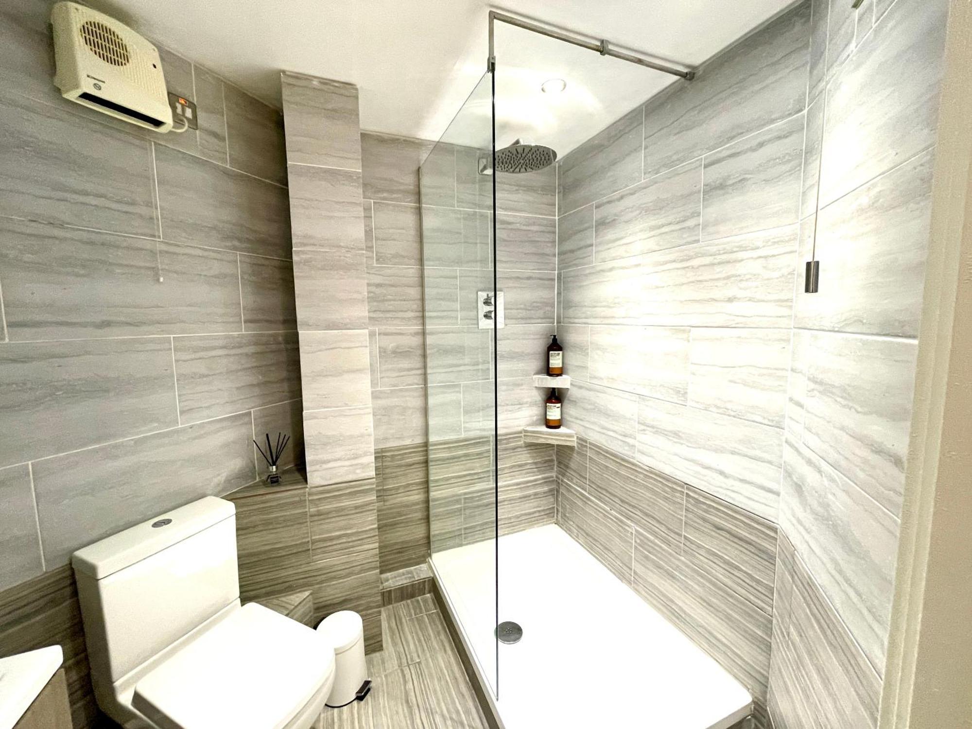 Rnm - Business Professionals Stay, Walsall City Centre, 2 Bedroom With Ensuite And Bathroom, Entire Place, Kitchen & Washroom With Amenities, Smart Tv, Easy Access, Fast Wifi, Parking Nearby, Great Transport Links Exteriör bild