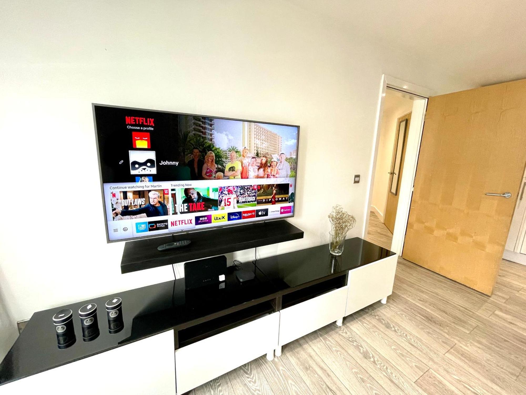 Rnm - Business Professionals Stay, Walsall City Centre, 2 Bedroom With Ensuite And Bathroom, Entire Place, Kitchen & Washroom With Amenities, Smart Tv, Easy Access, Fast Wifi, Parking Nearby, Great Transport Links Exteriör bild