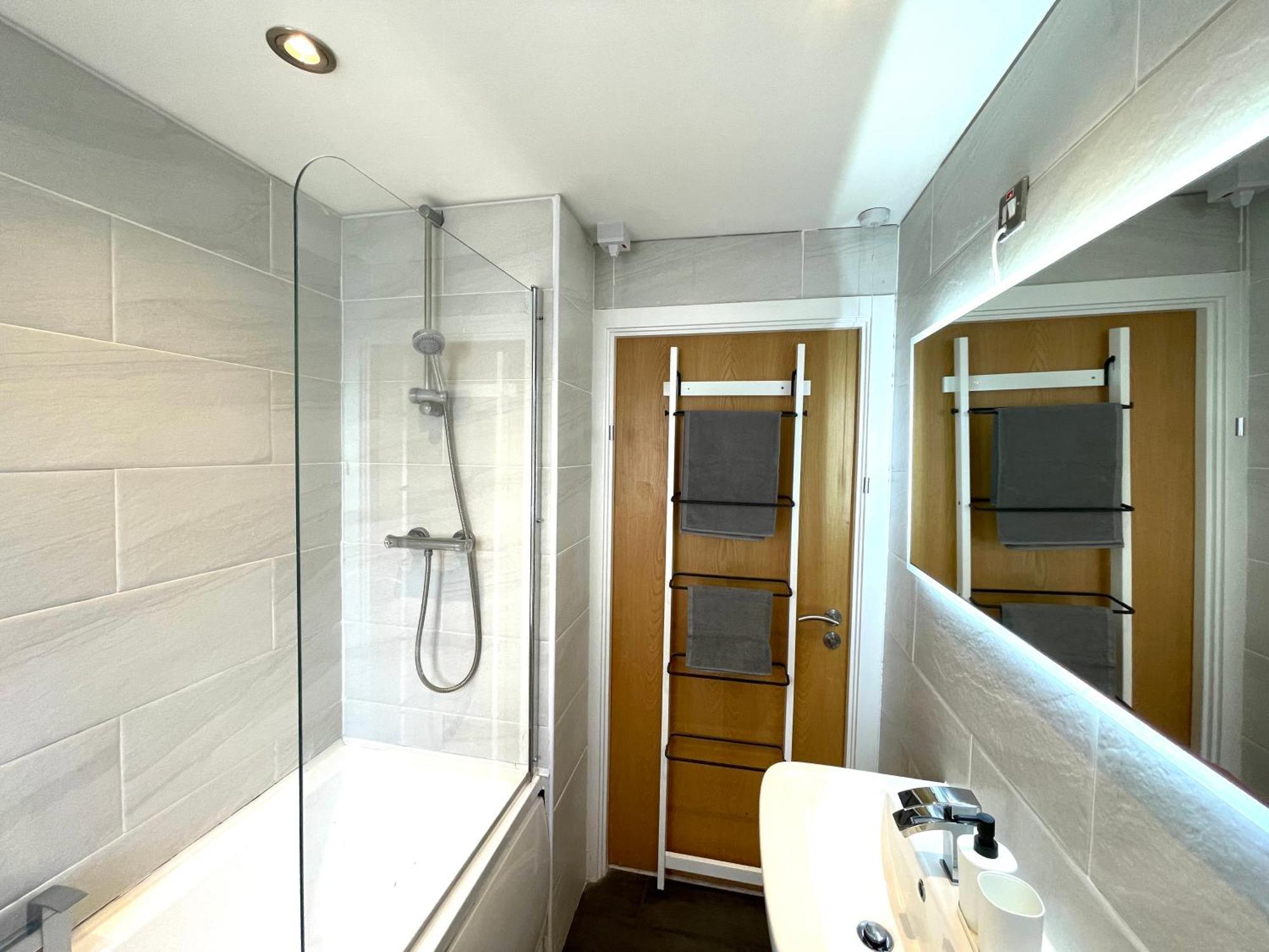 Rnm - Business Professionals Stay, Walsall City Centre, 2 Bedroom With Ensuite And Bathroom, Entire Place, Kitchen & Washroom With Amenities, Smart Tv, Easy Access, Fast Wifi, Parking Nearby, Great Transport Links Exteriör bild