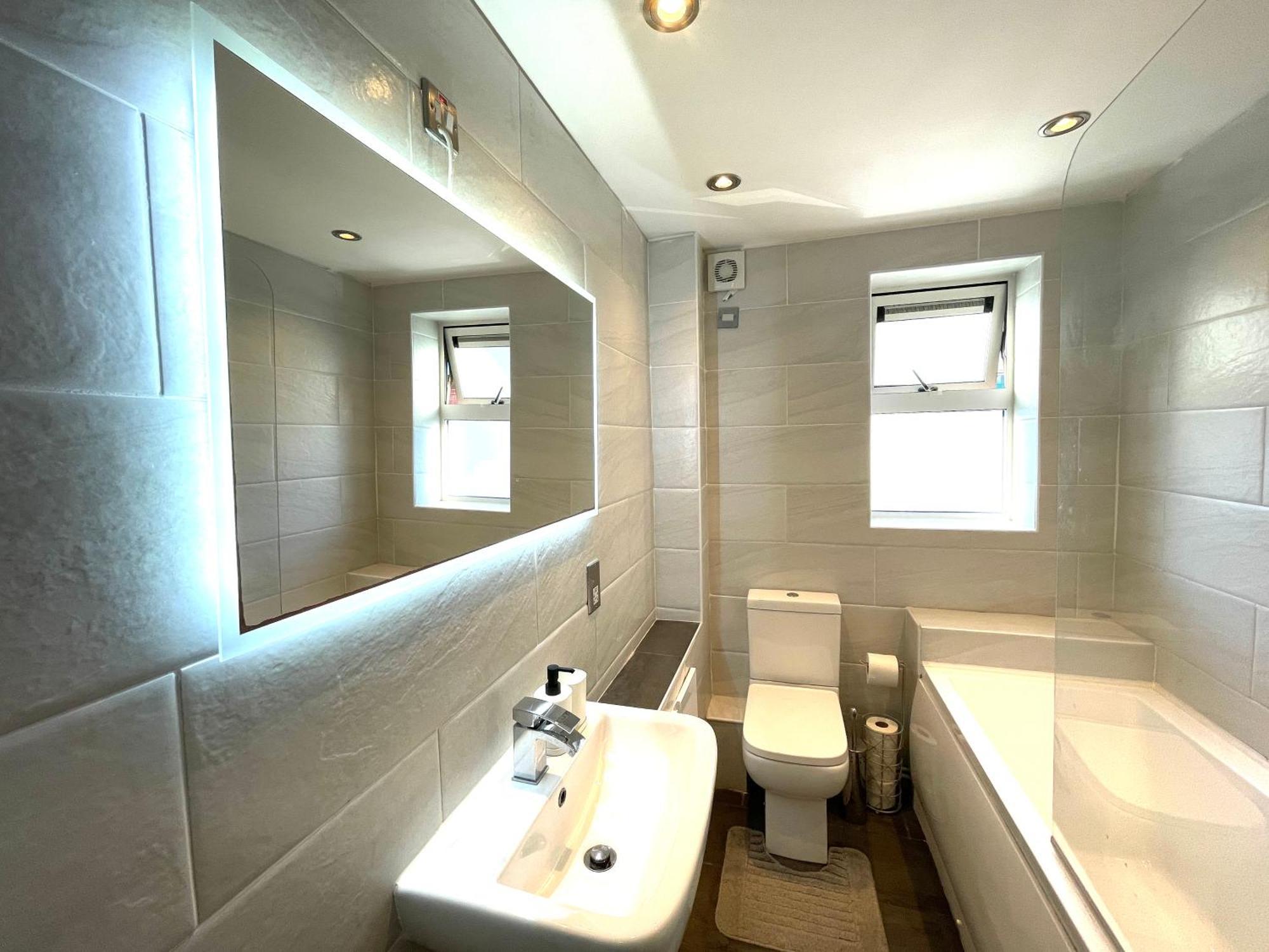 Rnm - Business Professionals Stay, Walsall City Centre, 2 Bedroom With Ensuite And Bathroom, Entire Place, Kitchen & Washroom With Amenities, Smart Tv, Easy Access, Fast Wifi, Parking Nearby, Great Transport Links Exteriör bild