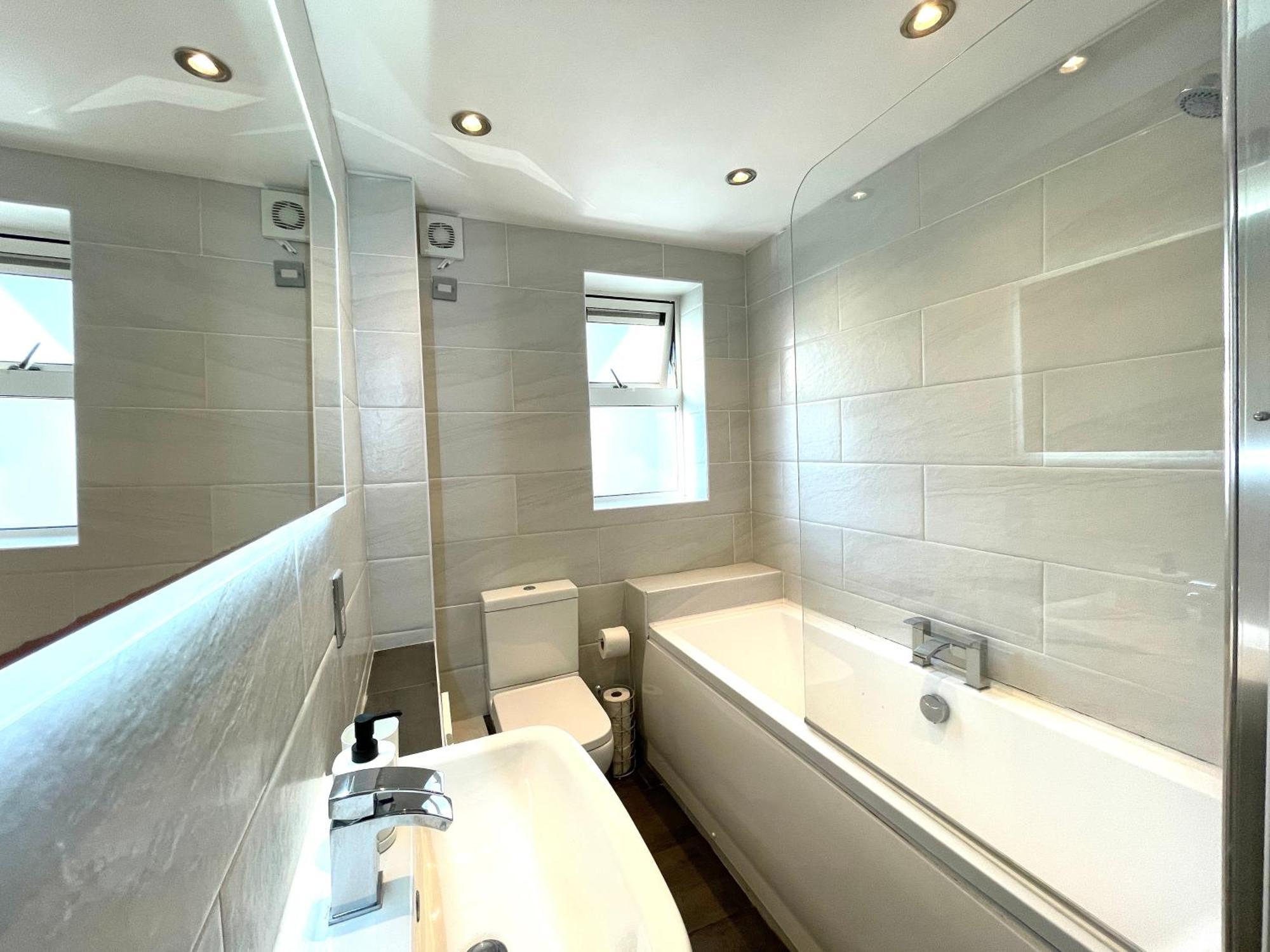 Rnm - Business Professionals Stay, Walsall City Centre, 2 Bedroom With Ensuite And Bathroom, Entire Place, Kitchen & Washroom With Amenities, Smart Tv, Easy Access, Fast Wifi, Parking Nearby, Great Transport Links Exteriör bild